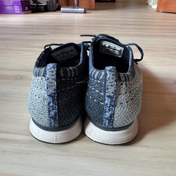 Nike Flyknit Racers - Picture 2 of 5